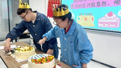 切生日蛋糕_安徽英特丽.jpg
