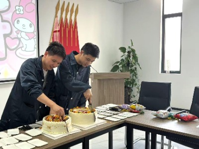 情暖英特丽,共庆生辰——安徽英特丽电子科技有限公司员工生日会温馨落幕(图2) 员工生日会切蛋糕_安徽英特丽.jpg