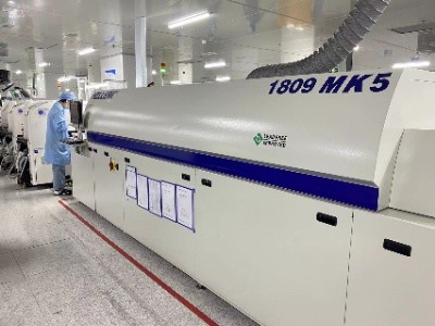 PCBA加工中常见的焊接方式有哪些?(图1) 回流焊接.jpg